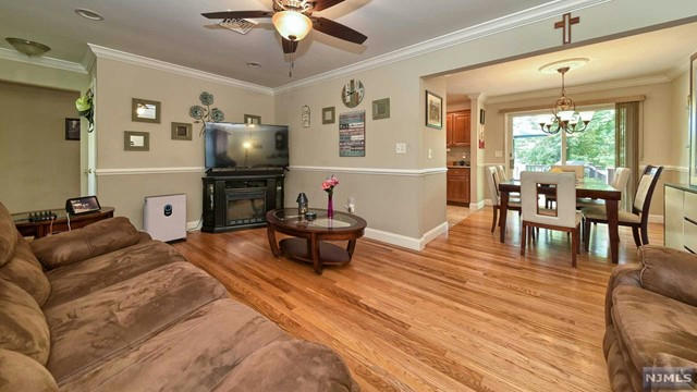 15 OAKWOOD TER, BLOOMINGDALE, NJ 07403, photo 3 of 21