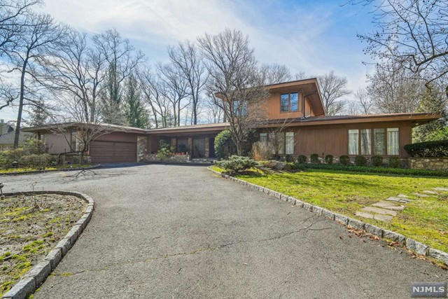 90 ESSEX DR, TENAFLY, NJ 07670, photo 1 of 8