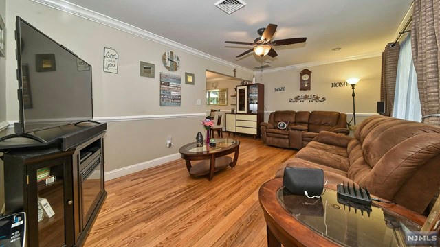 15 OAKWOOD TER, BLOOMINGDALE, NJ 07403, photo 4 of 21